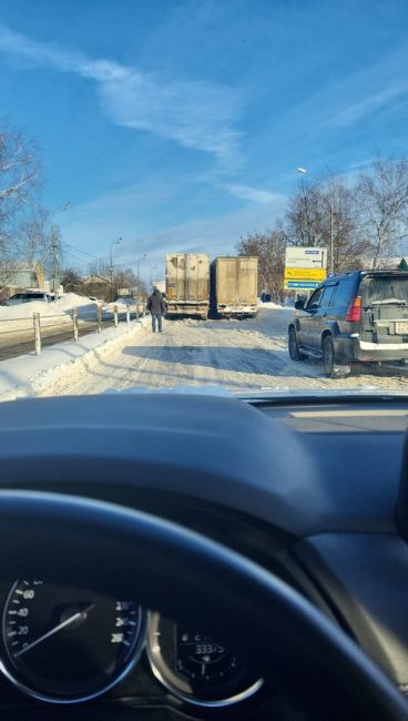 Можайское шоссе в сторону Москвы от эстакады в Юдино встало в огромную..