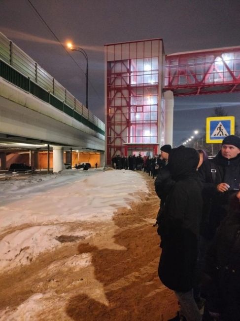 Очередь на троллейбус в Расторгуево. Виду отсутствия автобусов, люди пытаются хотя бы на троллейбусе..