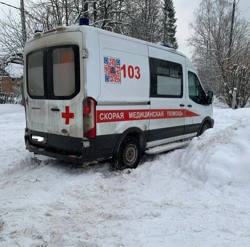 Вчера в Купавне на дороге застряла скорая помощь, которая везла бойца СВО в госпиталь Бурденко. Об этом в..