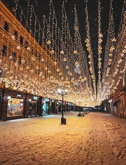 ✨ Недолго нам осталось любоваться новогодней инсталляцией.  В Москве начали убирать новогодние ели и часть..