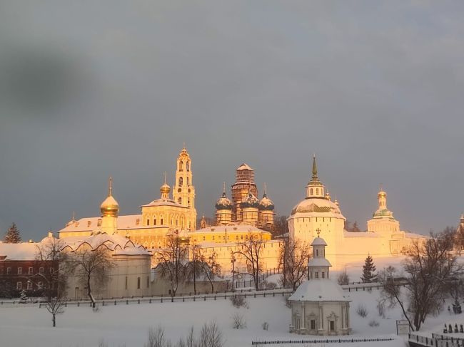 У соседей. Так прекрасно в свете солнечных лучей выглядит сегодня Троице-Сергиева..