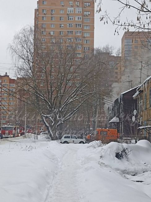 Пожар на Первомайской улице🔥  На месте уже 5 пожарных..