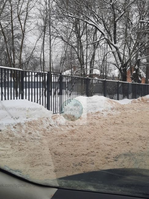 А тем временем в Электроуглях проблема дойти до школы или до больницы. Дороги не..