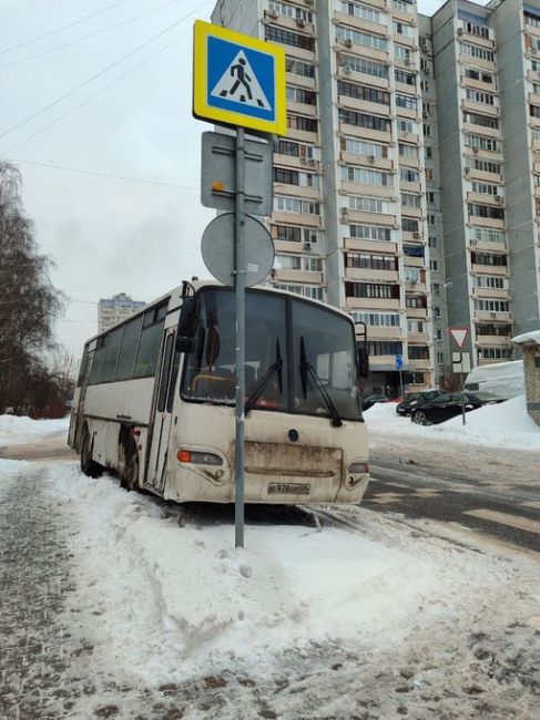 С 19.01. у нас стало парковаться вот такое вот чудо. Да, прямо на пешеходном переходе. Напротив въезда в ГСК,..