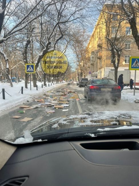 Полоса препятствий на улице Победы. Кто мусор раскидал?..