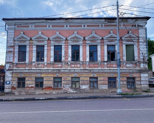 В ближайшее время может начаться ремонт двухэтажного особняка, хорошо известного всем жителям Серпухова...