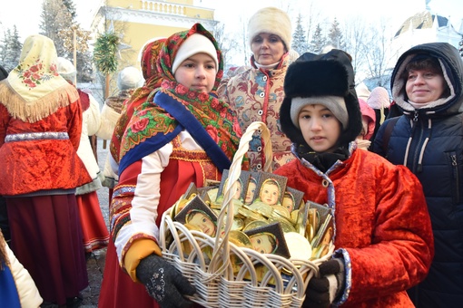 Сегодня 8 января​ в Коломне прошло рождественское шествие. Жителей поздравил​ митрополит Крутицкий и..