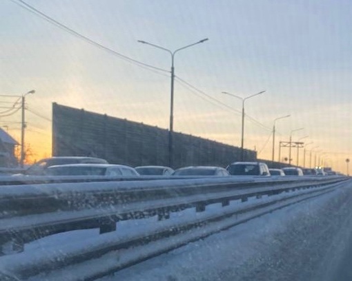 Можайское шоссе в сторону Москвы от эстакады в Юдино встало в огромную..