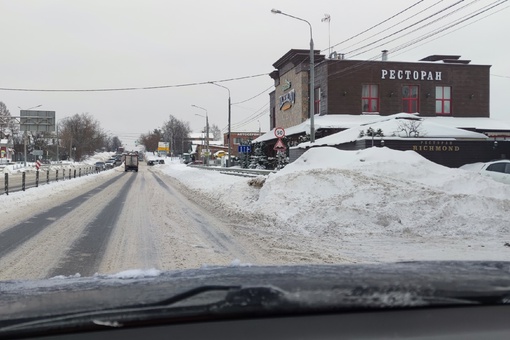 Можайское шоссе в Юдино ни разу не было очищено во всю ширину проезжей части за зимний период..