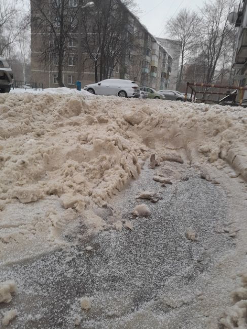 Это вообще не в какие рамки не входит. Все близлижайшие дворы почистили остался наш. С соседнего двора возил..