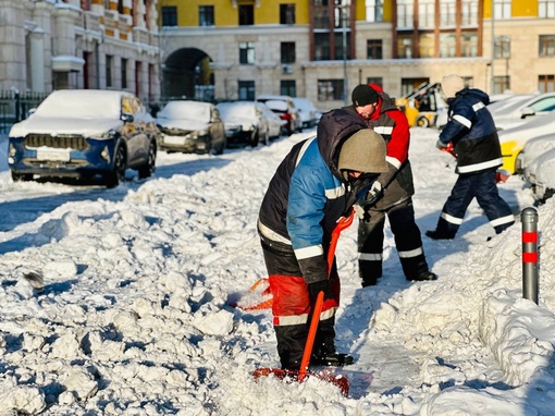 Снег в Красногорске убирают.
А вы..