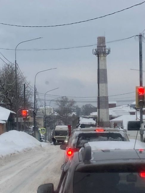 Сегодня фуры продолжают встревать в Серпухове и создавать дополнительные трудности и..