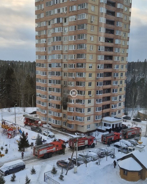 В многоэтажке Звенигорода произошел пожар 🔥  Как сообщили подписчики «Типичное Одинцово», около 16 часов в..