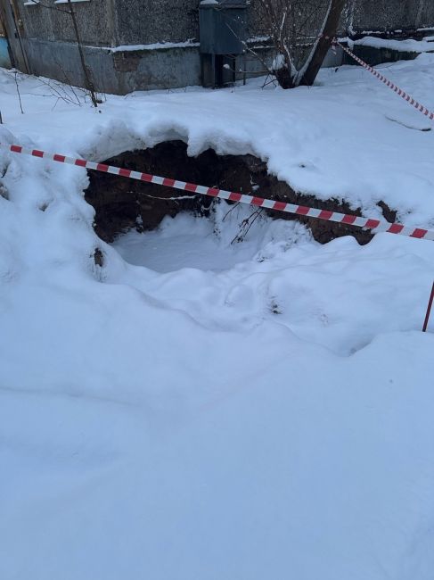 Дзержинец 6й дом 4й подъезд. В подъезде стоит парилка, начали что то рыть в итоге как вода бежала  в подвале так..