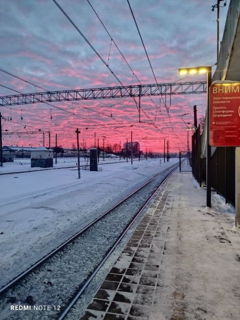 ❄Доброе морозное утро! С началом новой рабочей недели!
Cегодня был красивый рассвет 
город #Раменское 
..