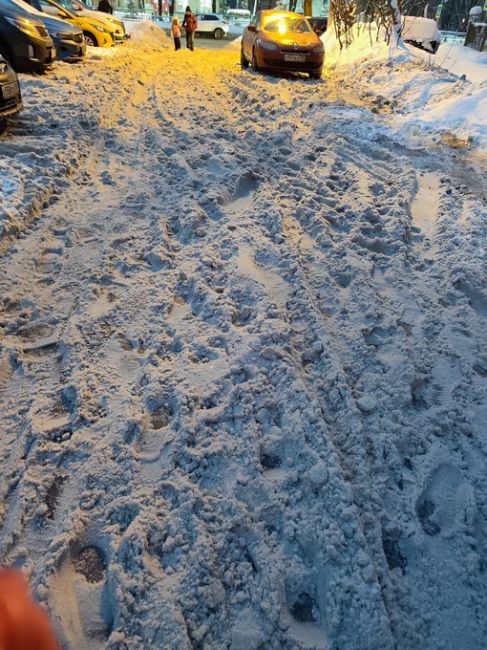 ЕДИНСТВЕННЫЙ ПРОХОД К ДЕТСКОМУ САДУ №9 ЗАВАЛЕН СНЕГОМ 😒
📸 [id800965|Дмитрий Иванов] 
Единственной проход к..