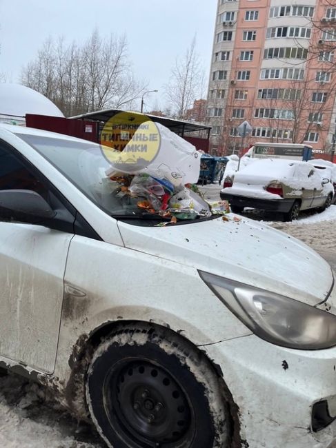 Флешмоб что ли такой в Химках))
Еще один водитель получил мусор на лобовое за хреновую парковку..