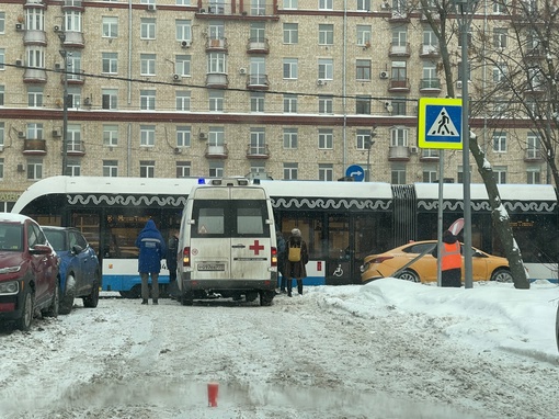 Когда бричка выехала со двора он оглянулся