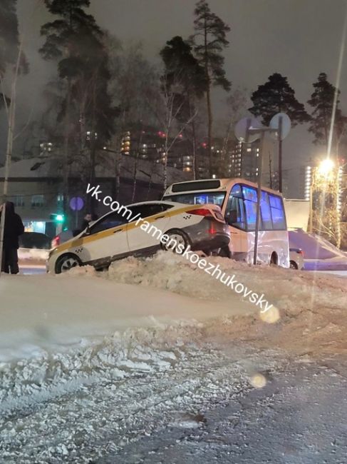 Раменское ДТП на, маршрутка и такси не поделили дорогу
Северное шоссе..