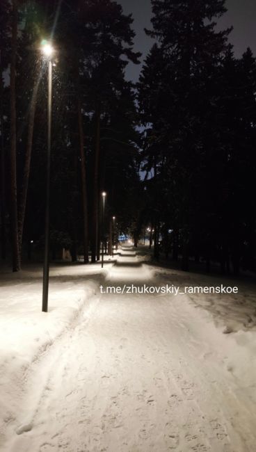 Зимний вечер в городском парке
Город..