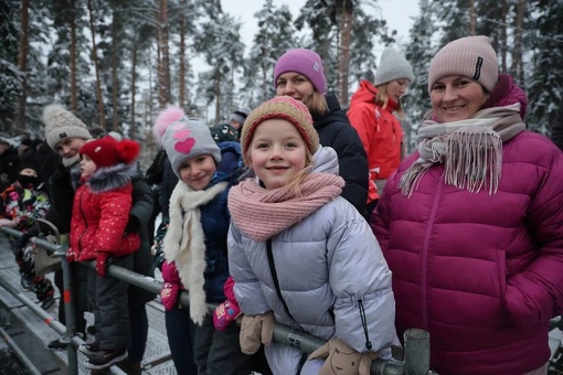 Сегодня в Пестовском парке прошло Ледовое шоу Татьяны Навки и Петра Чернышева «Байки русской балалайки». 
30..