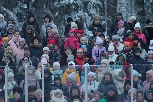 Сегодня в Пестовском парке прошло Ледовое шоу Татьяны Навки и Петра Чернышева «Байки русской балалайки». 
30..