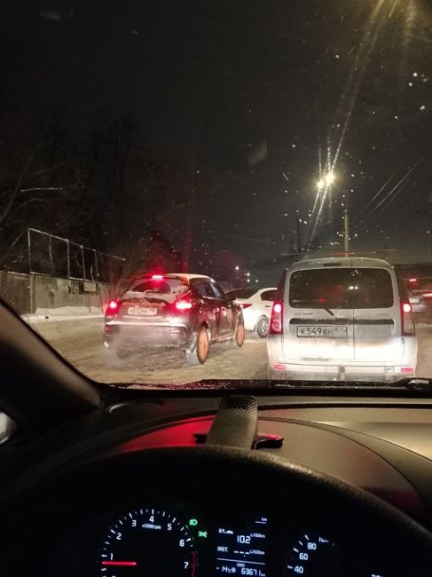 Где наше ДПС. Поворот из левого ряда и встречной полосы у жд переезда запрещён. Но наши водители очень охотно..