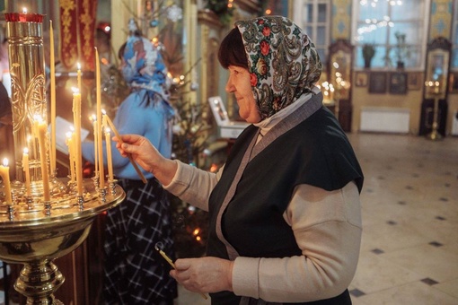 В храмах округа прошли ночные рождественские богослужения. 
🎄Рождество Христово – праздник с особой..