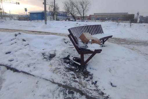 На парковке ТРЦ "Гран Сити" разбили автомобиль каршеринга об..