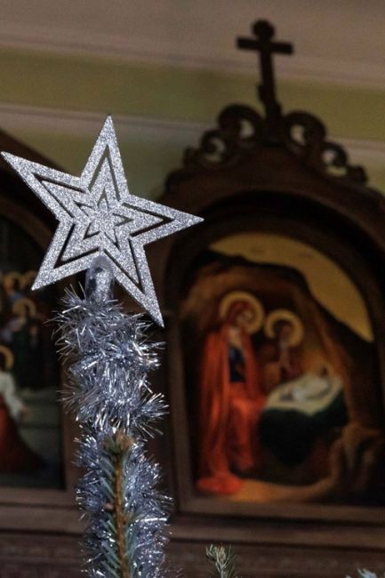 В храмах округа прошли ночные рождественские богослужения. 
🎄Рождество Христово – праздник с особой..