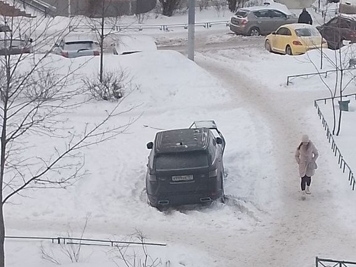 В Новой Трёхгорке водитель решил не париться и припарковался прямо рядом с детской площадкой..