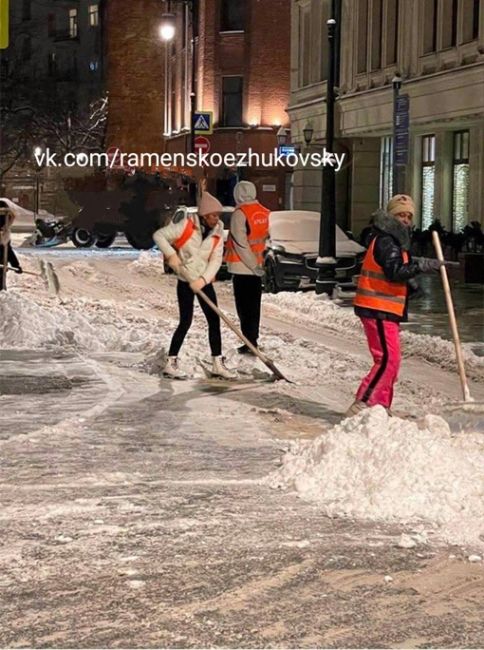 В Москве на работу вышли работники из Кубы.  На днях они приступили к уборке снега в центре..