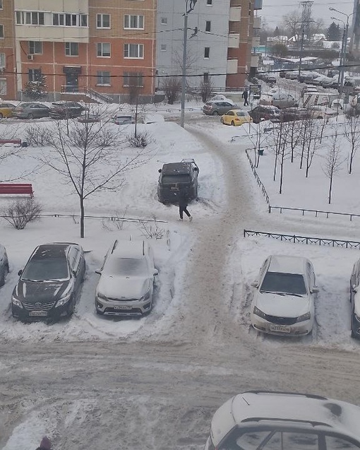 В Новой Трёхгорке водитель решил не париться и припарковался прямо рядом с детской площадкой..