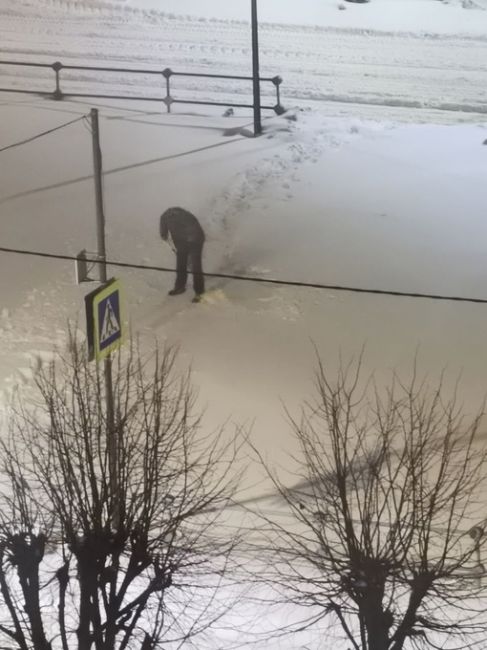 Спасибо человеческое маленькому герою! Завтра дети в школу и сад пойдут по прочищенной..