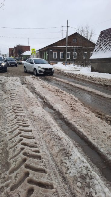 Наледь на дороге, из-за течи воды. Создается аварийная ситуация. Администрация бездействует! Видимо пока что..