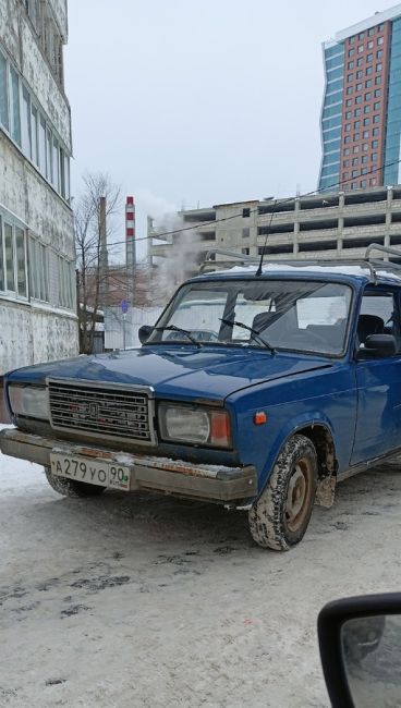 Вы ожидаете своих детей, а на других плевать , парковка на тротуаре , людям приходиться идти по дороге , а..