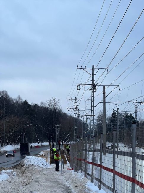 СКОРО ОТКРОЮТ ПЕРЕХОД 🚸
Кипит работа. На Зеленовке сегодня активно строят наземный переход и чинят дырки в..