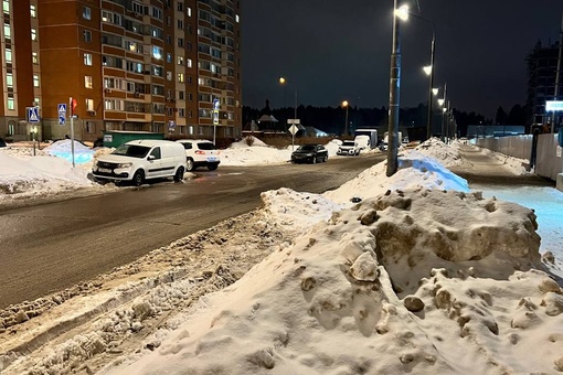 Пора вывозить снег! 
Микрорайон Авиаторов не вычищен от снега, все основные проезжие части в снегу...