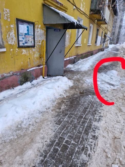 Комсомольская 14 , очень опасно ходить мимо этого  дома. В любой момент может упасть леденная глыба с крыши.  Не..