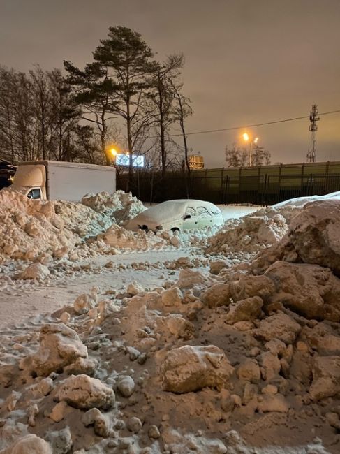 На парковку в Лесном Городке привозят тонны снега, который собирают в окрестностях 😑  Об этом рассказала..
