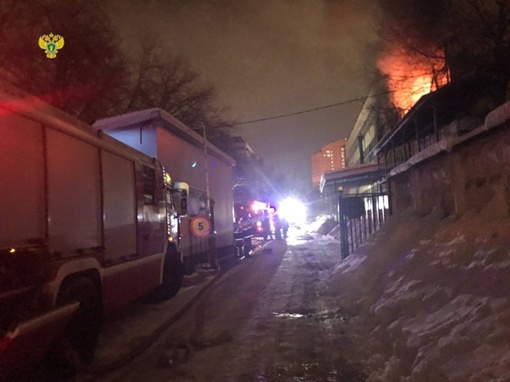 Пожар возник на кондитерской фабрике на Амурской улице в Москве.  Площадь пожара составляет 100 кв. метров...