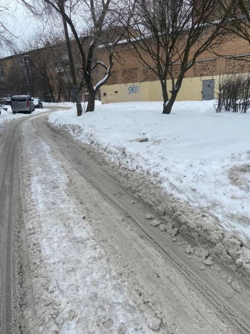 По улице Комарова дом 5 г. Мытищи систематически не чистятся тротуары, за зиму ни разу не почищена детская..