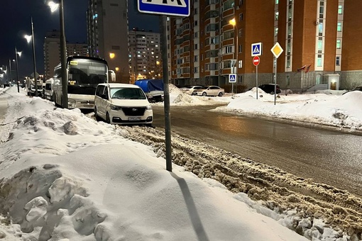 Пора вывозить снег! 
Микрорайон Авиаторов не вычищен от снега, все основные проезжие части в снегу...