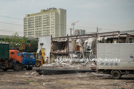 Исторические фотки: снос рынка у станции Выхино.
2013 год.  Помните, какой «садовод» там был..