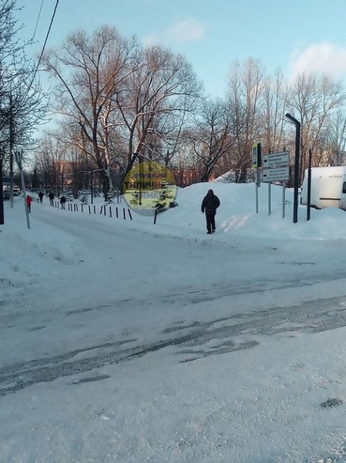 Антипарковочные столбики в Подрезково в районе Комсомольской 15 установлены так, как будто их просто в снег..