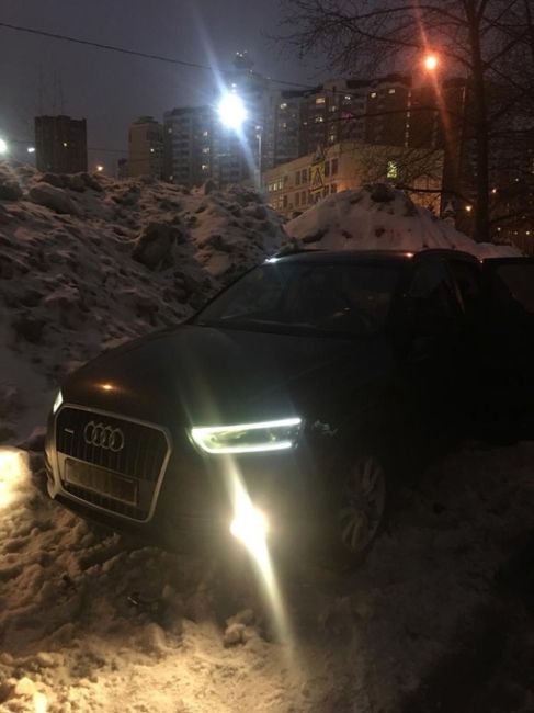 Вот так убирают снег в в Красногорске в пойме! Просто сваливают в огромные груды на парковочные места! И это..