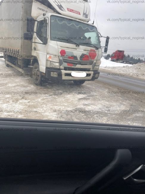 ДТП фуры с легковушкой. Перед мостом в..