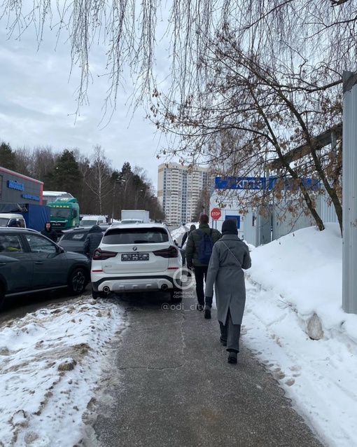 На улице Транспортная новые автомобили уже паркуют не только на дороге, но и на тротуарах и пешеходных..