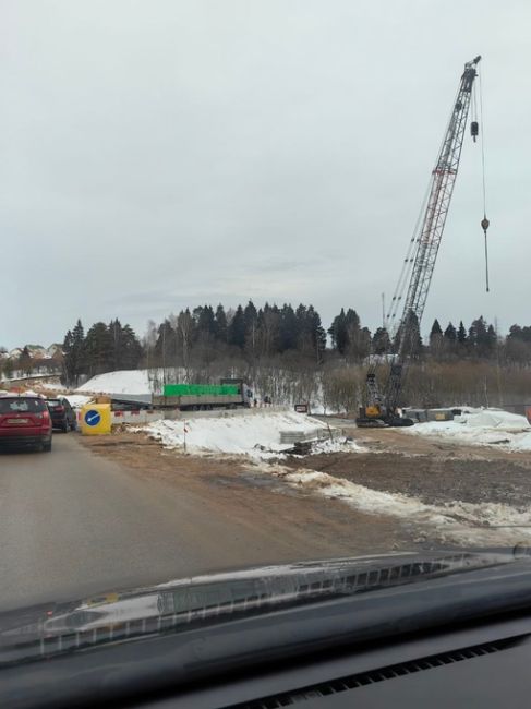 Первые фуры поехали проверять прочность временного моста между Кутьино и..