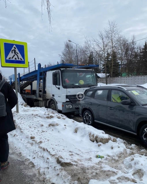 На улице Транспортная новые автомобили уже паркуют не только на дороге, но и на тротуарах и пешеходных..